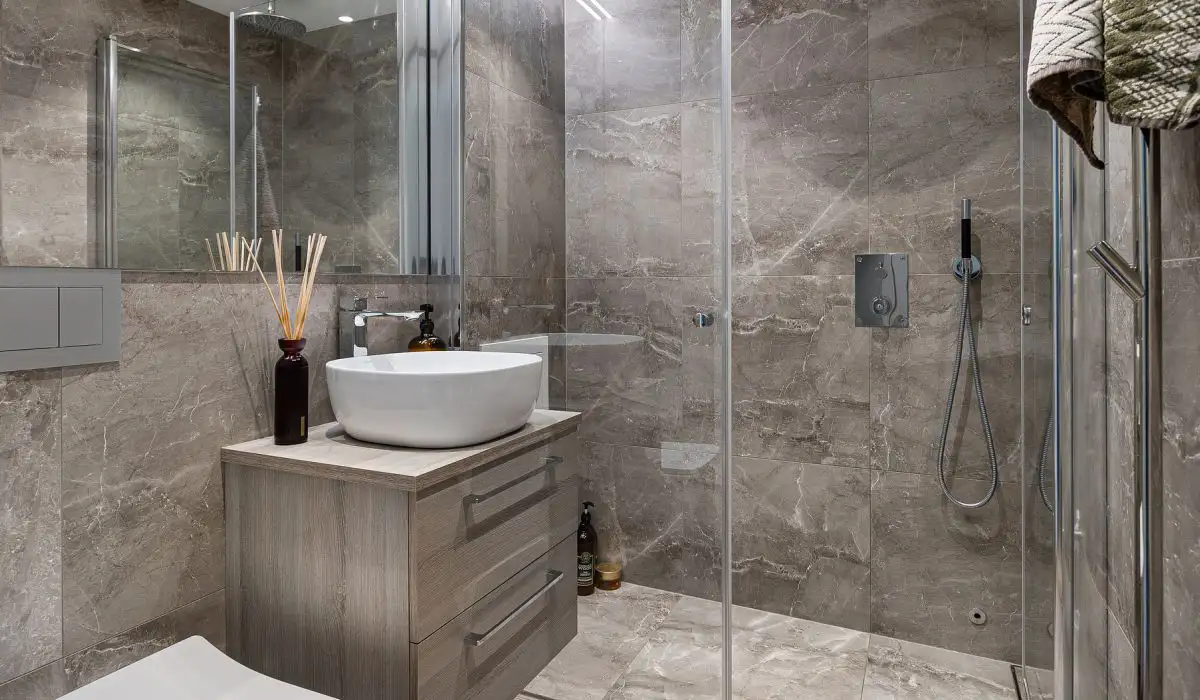 alte Kacheln gegen neue Fliesen